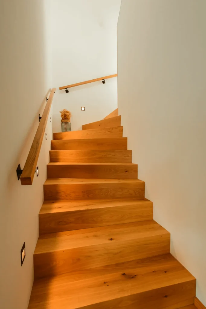 Eine Holzstiege/Holztreppe erschaffen vom Tischler der Eicher