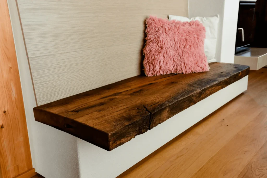 Altes Holz ergibt ein neues Möbelstück, geschaffen vom Tischlermeister der Eicher