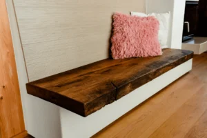 Altes Holz ergibt ein neues Möbelstück, geschaffen vom Tischlermeister der Eicher