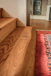 Eine Holztreppe von der Eicher hat einfach Stil